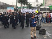 Comerciantes bloquean Ermita y agreden a polis por reubicación del tianguis de Meyehualco