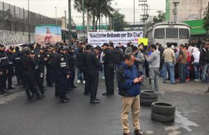 Comerciantes bloquean Ermita y agreden a polis por reubicación del tianguis de Meyehualco