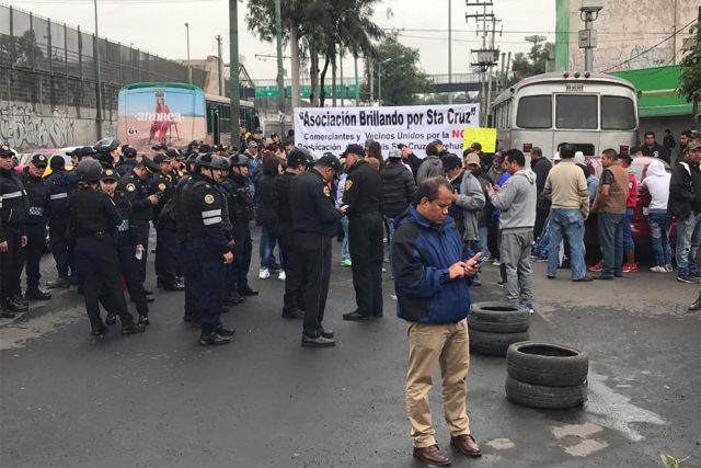Comerciantes bloquean Ermita y agreden a polis por reubicación del tianguis de Meyehualco