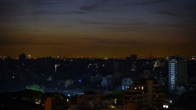 Apagón afectó a más de 30 millones de argentinos Un día del padre a oscuras y con pérdidas millonarias