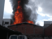 Bomberos combaten un incendio en Portales Sur No se registran lesionados