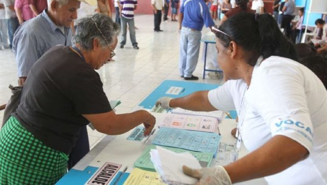 Guatemala busca al sustituto de Jimmy Morales en medio de crisis migratoria