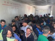 Aseguran tráileres con 791 migrantes Los migrantes viajaban en un fondo falso de los vehículos