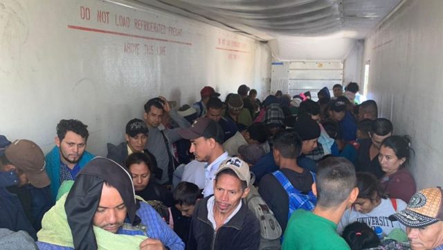 Aseguran tráileres con 791 migrantes Los migrantes viajaban en un fondo falso de los vehículos