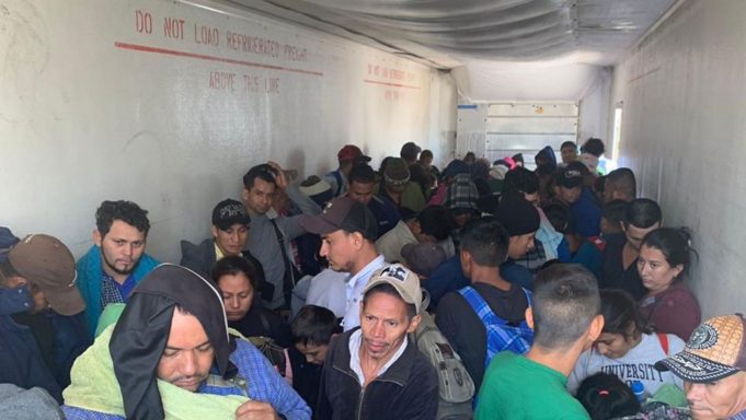 Los migrantes viajaban en un fondo falso de los vehículos