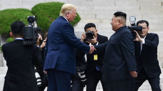 Trmp se reúne con Kim Jong-Un en la frontera coreana y hace historia El republicano se convirtió en el primer presidente estadounidense en visitar Corea del Norte