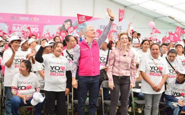 Entregó Alfredo del Mazo las tarjetas Salario Rosa a madres mexiquenses