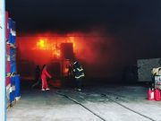 Fuego consume fábrica de polímeros en Toluca