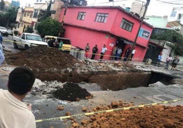 Socavón de más de 100 metros aparece tras lluvias en Naucalpan