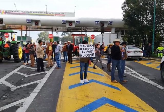 Campesinos paralizan carreteras del Edomex; exigen ser recibidos por AMLO