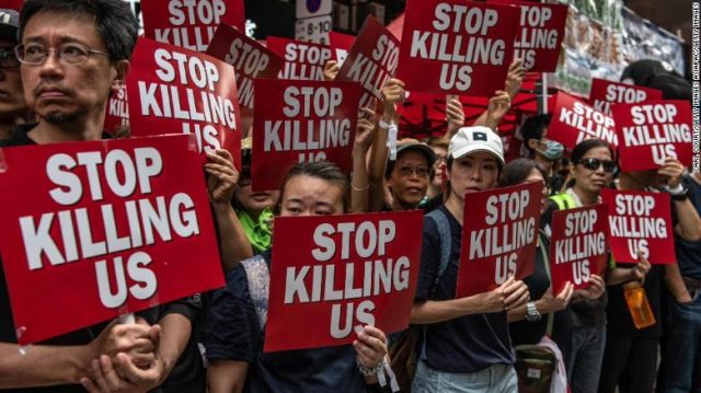 Manifestación en Hong Kong culminó en agresiones contra inconformes Ya suman 7 las semanas de manifestaciones por las calles de Hong Kong