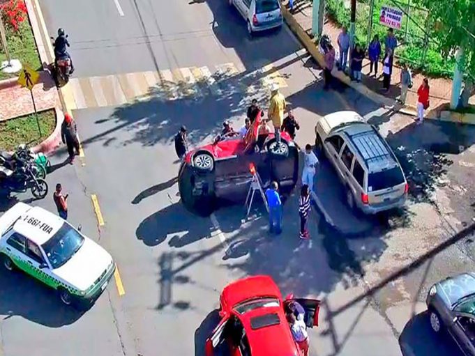 no TV - Diputada de Morena va al hospital tras volcarse su camioneta