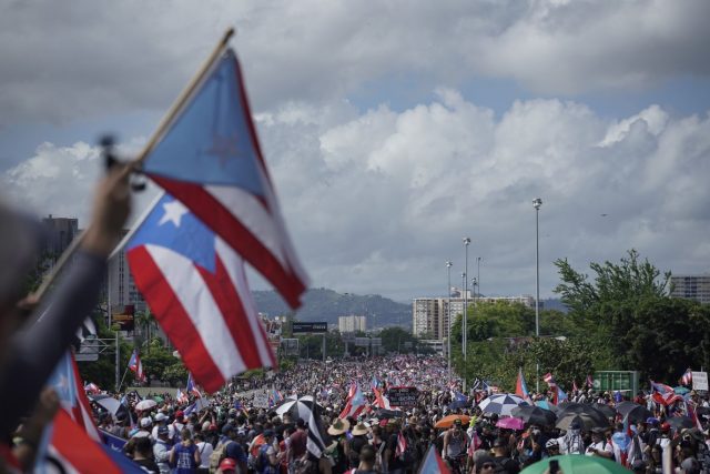 Ricardo Rosselló renunció a la gubernatura de Puerto Rico Tras dos semanas de severas protestas en su contra, el mandatario abandonó el cargo y podría enfrentar un juicio político