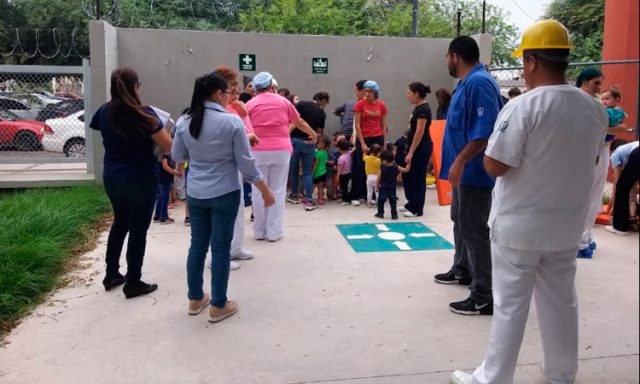 Evacuan a más de 40 niños por corto circuito en guardería de Hermosillo Guardería 001 del IMSS Sonora fue evacuada por presencia de humo en su interior.