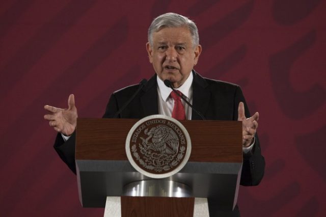 AMLO insiste en reducción de recursos a partidos políticos