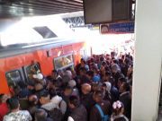 Colapsa Línea 2 del metro por accidente en vías