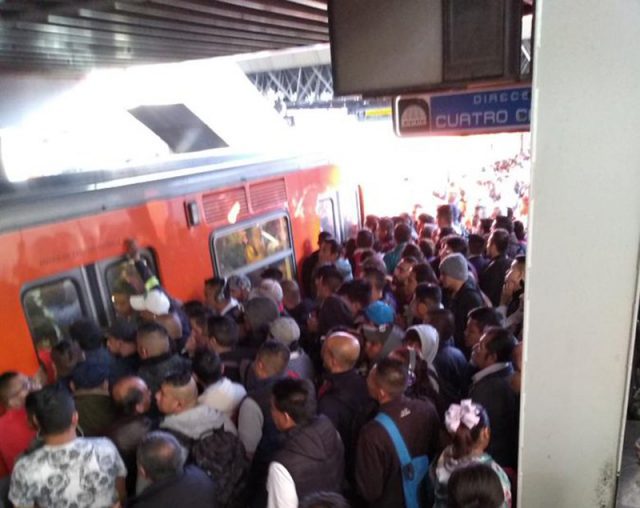 Colapsa Línea 2 del metro por accidente en vías