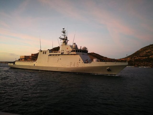 Llega embarcación española a Italia para trasladar a migrantes varados en Lampedusa