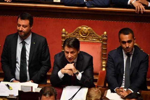 Primer ministro de Italia dimite a su cargo