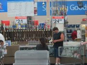Walmart recibe casi 50 mil firmas contra la venta de armas Flickr - Walmart recibe casi 50 mil firmas contra la venta de armas