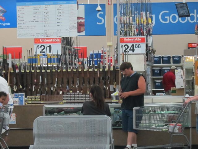 Walmart recibe casi 50 mil firmas contra la venta de armas Flickr - Walmart recibe casi 50 mil firmas contra la venta de armas