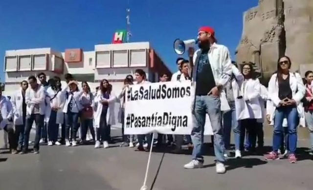 Marchan médicos pasantes para exigir mejoras en Hidalgo La silla rota - Marchan médicos pasantes para exigir mejoras en Hidalgo