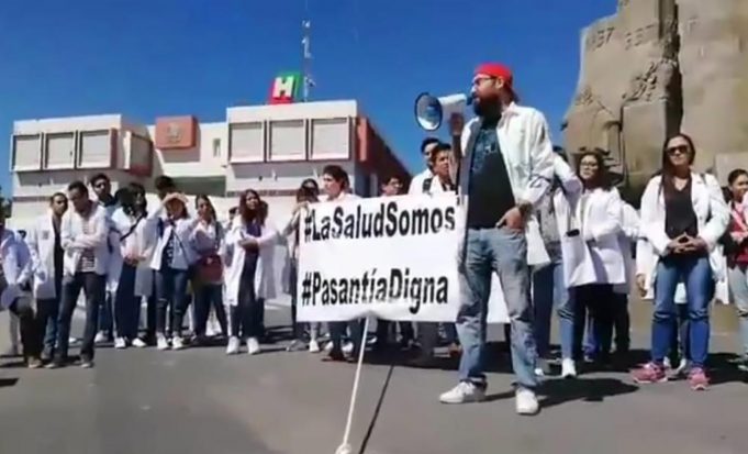La silla rota - Marchan médicos pasantes para exigir mejoras en Hidalgo