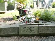 Vuelven a robar la tumba de Ian Curtis, exvocalista de Joy Division Youtube - Vuelven a robar la tumba de Ian Curtis, exvocalista de Joy Division