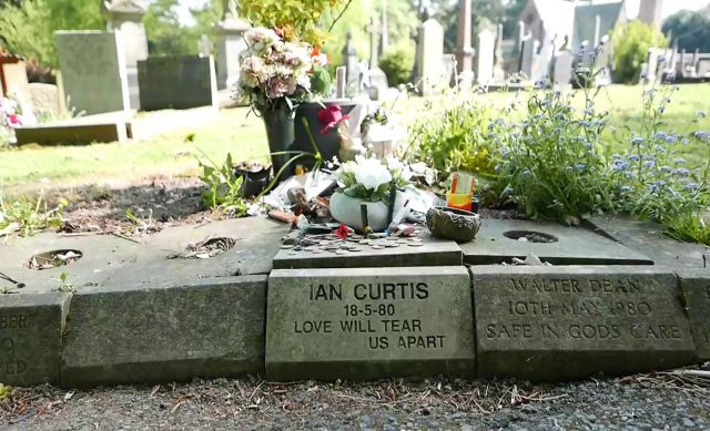 Vuelven a robar la tumba de Ian Curtis, exvocalista de Joy Division Youtube - Vuelven a robar la tumba de Ian Curtis, exvocalista de Joy Division