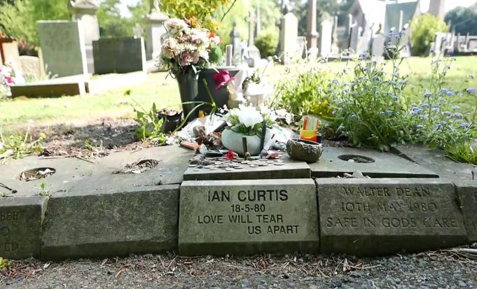 Youtube - Vuelven a robar la tumba de Ian Curtis, exvocalista de Joy Division