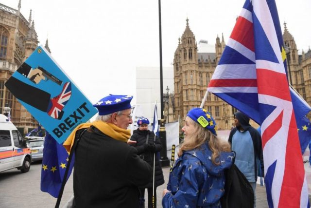 Busca el RU eliminar la cláusula del Brexit sobre Irlanda Johnson afirma que una frontera abierta los mantendrá sujetos a las normas de Bruselas