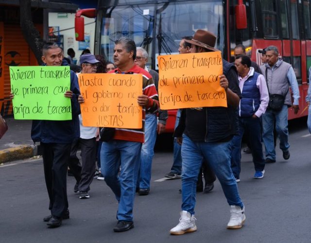 Transportistas se niegan a renovar unidades viejas y a cobrar mediante el sistema de tarjetas prepago Ante la amenaza de nuevas manifestaciones, el Gobierno capitalino abrió mesa de diálogo con los inconformes