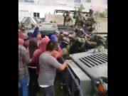 Pobladores se enfrentan con militares en Acajete