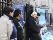 Se encadenan al Banco Central para exigir la renuncia de Macri Filo News - Se encadenan al Banco Central para exigir la renuncia de Macri