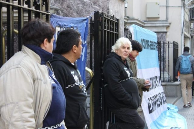 Se encadenan al Banco Central para exigir la renuncia de Macri Filo News - Se encadenan al Banco Central para exigir la renuncia de Macri