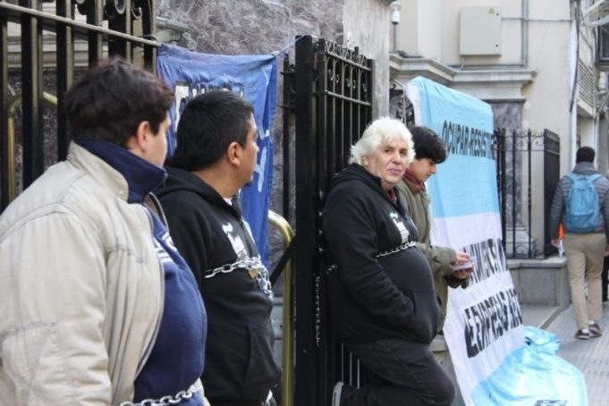 Filo News - Se encadenan al Banco Central para exigir la renuncia de Macri