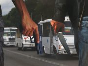 Hombre atropella a sus asaltantes y es detenido Hombre atropella a sus asaltantes y es detenido