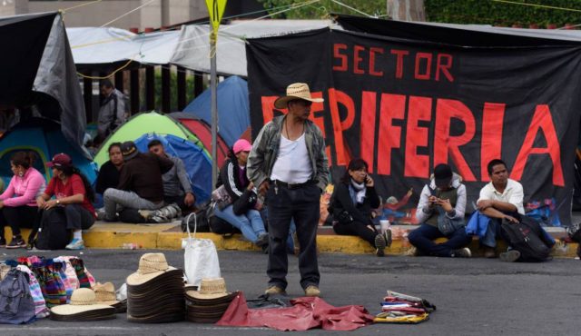 Diputados cancelan sesión de hoy por bloqueos de la CNTE Los maestros exigen que sean aprobadas las leyes secundarias de la reforma educativa