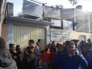 Padres de familia tienen bloqueada la circulación para exigir la actuación de las autoridades capitalinas