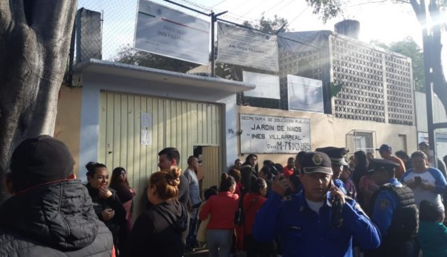 Padres de familia tienen bloqueada la circulación para exigir la actuación de las autoridades capitalinas