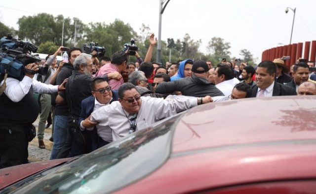 Desalojan San Lázaro por amenazas de la CNTE para bloquear los accesos al recinto La sesión del día tuvo que ser cancelada por la presencia de manifestantes a las afueras de la puerta 8