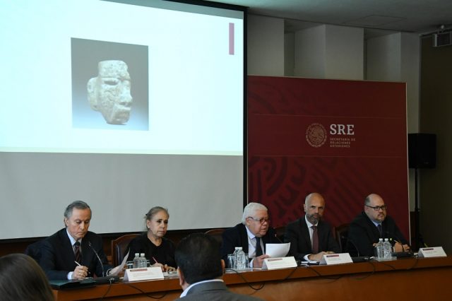 Gobierno mexicano lamenta que no se haya podido suspender la subasta de 120 piezas precolombinas Al menos 95 de las piezas subastadas son consideradas patrimonio cultural de México