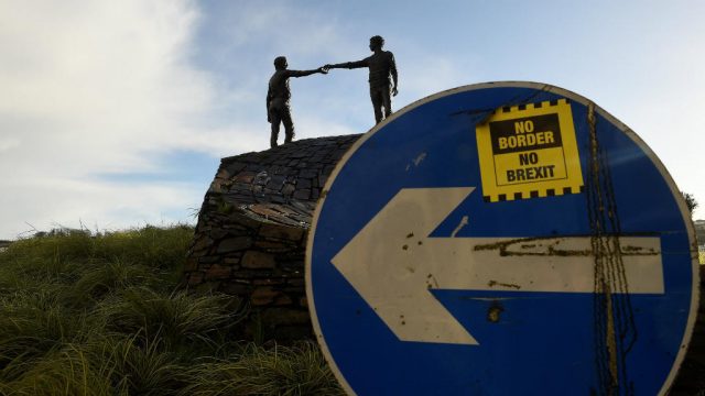 Juncker ve cerca la amenaza de un Brexit duro El Gobierno británico se niega a aceptar la salvaguardia irlandesa para avanzar en los acuerdos con Bruselas