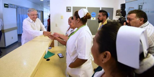 Medicamentos que hagan falta se seguirán comprando en el extranjero: AMLO AMLO anunció una especie de campaña negra contra su gobierno de parte de las compañías proveedoras de medicamentos en el país.