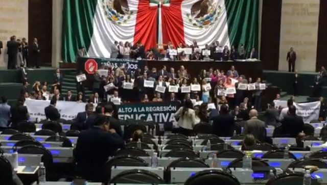 Legisladores toman tribuna de San Lázaro para protestar contra las leyes secundarias a la Reforma educativa Amenazan con no soltar la tribuna si no se regresan las leyes a la Comisión de Educación