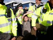 Policías detienen manifestaciones en aeropuerto y centro de Londres