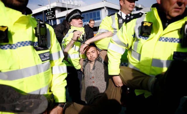 Policías detienen manifestaciones en aeropuerto y centro de Londres
