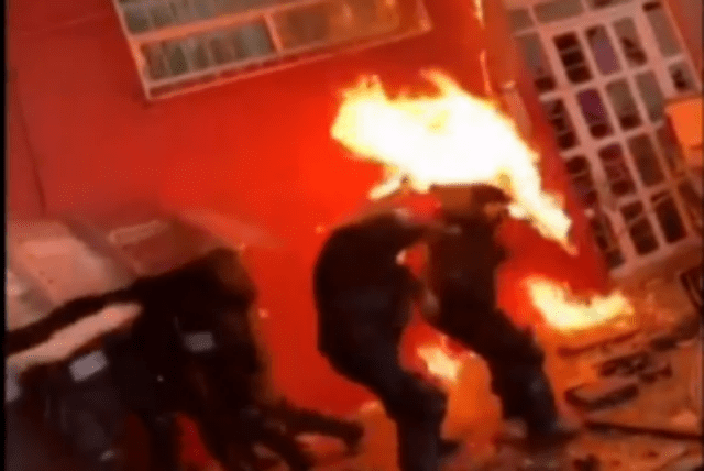 Vecinos de Álvaro Obregón intentan quemar a policías que pretendían desalojarlos Es el segundo enfrentamiento entre policías e inquilinos en menos de una semana