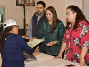 Entregan visas estadounidenses a adultos mayores