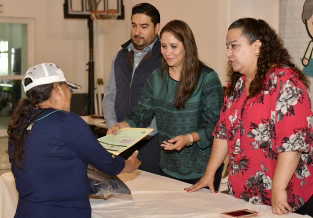 Entregan visas estadounidenses a adultos mayores